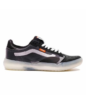 Presentando el Evdnt Ultimatewaffle, la mayor innovación de Vans en el calzado de estilo de vida con construcción Ultimatewaffle. Hemos tomado nuestra base más auténtica de skate para informar y validar una silueta revolucionaria de estilo de vida que seguramente será
fuerte y claro tanto en estilo como en función.

Utilizando la construcción única de ultimatewaffle, este nuevo modelo presenta una suela exterior translúcida que combina una plantilla Ultracush ™ incorporada con un vástago estabilizador interno para más amortiguación, durabilidad y soporte, al tiempo que ofrece una "lo que ves es lo que obtienes, es lo que obtienes " mira y siente. El interior Luxliner ™ crea el ajuste perfecto como un calcetín para un desgaste más soportador y cómodo durante todo el día, y la parte superior elegante presenta una malla de punto transpirable, superposiciones de cuero y piezas de acento de goma para proporcionar un ajuste formado y funcional.

• Construcción Ultimatewaffle con una suela exterior translúcida recién diseñada para agarre
• Ultracush ™ de plantilla incorporada para una amortiguación mejorada
• Interior Luxliner ™ para el ajuste perfecto
• Shank estabilizador interno para el apoyo
• Mala de punto transpirable con superposiciones de cuero y acentos de goma para un diseño superior único