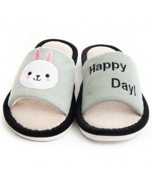 Zapatillas de casa para mujeres. Ajuste cómodo. Plantilla acolchada. Suela antideslizante. Costuras reforzadas. Fabricadas por otras marcas para nuestra marca.