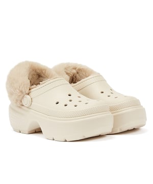 Ervaar ongeëvenaard comfort met deze clogs, met extreem dikke zolen en een hakhoogte van 5,5 cm voor extra stijl. De lichtgewicht constructie zorgt ervoor dat je ze de hele dag kunt dragen en de volledig gevoerde binnenkant houdt je voeten behaaglijk. Bovendien verbetert de draaibare band aan de achterkant zowel het uiterlijk als het gevoel van deze uitzonderlijke klompen. Jibbitz™ gaatjes maken het gemakkelijk om ze te personaliseren.