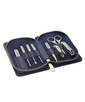 ESPECIFICACIONES: Juego de 8 piezas, herramientas quirúrgicas de acero inoxidable; INCLUYE: Estuche de viaje resistente con cremallera, cortaúñas, cortaúñas de los pies, lima de uñas, tijeras para fosas nasales y cejas, cuchillo para pelar, cuchillo para cutículas, tenedor Deadskin, pinzas