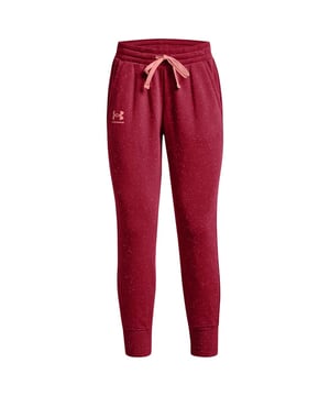 Estos pantalones de chándal están diseñados para ofrecer una comodidad y un estilo excepcionales, a la vez que te mantienen preparado para tus entrenamientos o actividades diarias. Su vibrante color rosa añade un toque de energía y estilo a tu conjunto deportivo, convirtiéndolos en una opción moderna para cualquier ocasión.

Características principales:

 Material de primera calidad:  Confeccionados con una mezcla de materiales de alta calidad, estos pantalones de chándal ofrecen un tacto suave y cómodo sobre la piel. Proporcionan el equilibrio perfecto entre calidez y transpirabilidad.

 Cintura elástica:  La cintura elástica con cordón ajustable permite un ajuste personalizado y seguro, garantizando que los pantalones permanezcan en su sitio durante tus actividades.

 Perneras cónicas:  Los pantalones cuentan con un diseño de pernera cónica, proporcionando una silueta moderna y favorecedora que es a la vez elegante y funcional.

 Bolsillos laterales:  Dos bolsillos laterales ofrecen un práctico almacenamiento para tus objetos esenciales o un lugar para calentarte las manos cuando lo necesites.

 Logo Under Armour:  El sutil logotipo de Under Armour está bordado en la parte delantera, simbolizando la dedicación de la marca a la calidad y el rendimiento.

 Puños de canalé:  Los puños acanalados en los tobillos añaden un toque deportivo a los pantalones a la vez que los mantienen en su sitio durante el movimiento.

 Uso versátil:  Ya sea para calentar, enfriar o hacer recados, estos pantalones de chándal son lo suficientemente versátiles como para satisfacer tus necesidades.

 Construcción duradera:  Under Armour es conocida por sus productos duraderos y de alta calidad, lo que garantiza que estos pantalones de chándal puedan soportar los rigores del uso habitual.

 Lavable a máquina:  El cuidado fácil es una prioridad. Puedes meter fácilmente estos pantalones en la lavadora para una limpieza rápida y cómoda.