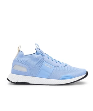 Heren BOSS Titanium Running Trainers in lichtblauw.- Stretchy gebreid bovenwerk.- Vetersluiting.- Treklipjes op de kraag en de tong.- Handtekening BOSS belettering op de hak tong en zijkant.- Rubberen zool.- Ref: 50470596-450