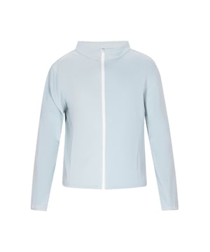 Mit einem Stehkragen und einem zentralen Frontreißverschluss bietet diese langärmelige Jacke Praktikabilität mit Stil. Seitentaschen mit vertikalen Öffnungen sorgen für Funktionalität, während enge Bündchen und Saum eine bequeme Passform bieten. Der glatte Stoff deutet auf Leistungseigenschaften hin und macht ihn vielseitig einsetzbar für sowohl lässige Ausflüge als auch aktive Unternehmungen.  Jacke