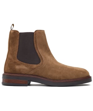 Llega a la ciudad con una sofisticación elegante con estas botas Egmont de Hackett London. Fabricadas a mano en Portugal, estas clásicas botas Chelsea cuentan con una lujosa parte superior de cuero con paneles elásticos y un monograma H cosido a mano adornando cada lado. Además, la plantilla de cuero removible proporciona comodidad a tu pie en cada paso, mientras que la lengüeta de cuero grabada añade un toque distintivo.