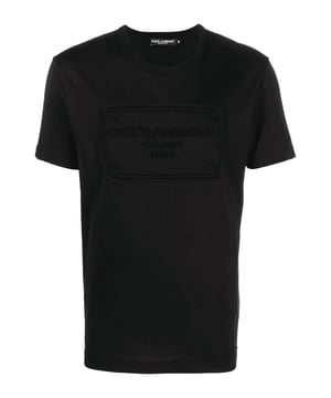  
Dolce &amp; Gabbana blends streetwear style with the brand's signature opulence. Kept simple in a tonal colourway with raised logo patch at the front, this T-shirt's short-sleeved silhouette makes it a timeless design 
 