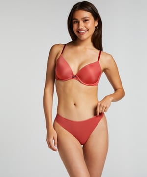 Deze string is uitgevoerd in een flinterdunne stof en tekent niet onder strakke kleding door de naadloze afwerking. De kanten achterzijde zorgt voor een sexy uitstraling. Een echte musthave!