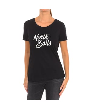 North Sails Kurzarm-T-Shirt.
 Rundhalsausschnitt mit geripptem Abschluss.
 Markenprint auf der Vorderseite.
 Nähte im Farbton gehalten.
 Zusammensetzung: 100% Baumwolle
 Pflege:
Bei maximaler Temperatur von 30º waschen.
 Bei mittlerer Temperatur bügeln.
 Keinen Trockner verwenden.
 Kein Bleichmittel verwenden.
 Nicht chemisch reinigen.