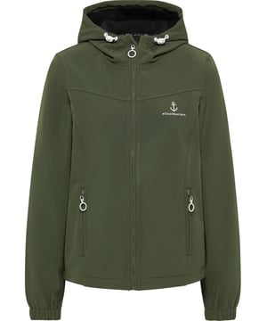 Ein perfektes Outdoor-Essential, das Ihnen besonders in der Übergangszeit in die Karten spielt, ist die Softshelljacke von DreiMaster Maritim. Sie ist atmungsaktiv, wind- und wasserbeständig und hat ein softes Handfeel mit einer weichen Micro-Fleece-Innenseite. Eine große Kapuze, ein längeres, abgerundetes Rückenteil sowie die seitlichen Eingrifftaschen mit Reißverschluss optimieren das Gesamtpaket. Finalen Abschluss setzen die Logo-Details sowie die DreiMaster Stickerei mit Logo-Anker auf der Brust.  Softshelljacke