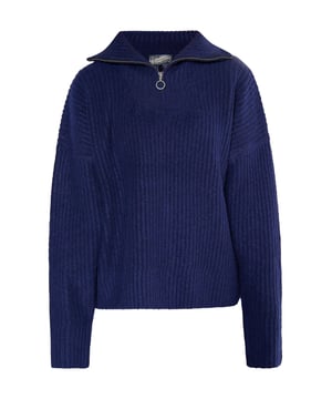 Het garen in deze Troyer trui van DreiMaster Vintage is gemaakt van deels gerecyclede garens. Dit betekent dat het niet alleen stijlvol, maar ook duurzaam is. Het zachte, dichte garen heeft een trendy ribgebreide look en zorgt daardoor voor veel charme. Ook de opstaande kraag met ritssluiting en de iets oversized vorm leveren een stijlvolle bijdrage. Met zijn robuuste look is deze trui de ideale metgezel voor denim en cargo.  Gebreide trui