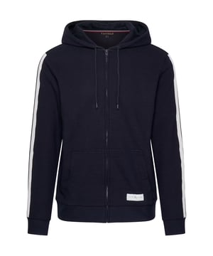Diese Herren-Strickjacke besticht durch ihr feines Rippstrickdesign und bietet hohen Tragekomfort. Ausgestattet mit einer Kapuze samt Tunnelzug und einem praktischen Reißverschluss, sorgt sie für eine sportlich-legere Optik. Die halbierte Kängurutasche ist funktional und stilvoll, ergänzt durch gewebte Label-Applikationen auf der linken Tasche. Ein gewebter Labelpatch innen sowie ein Labeltape entlang beider Ärmel setzen dezente Markenakzente. Die Streifenkante innen am Kragen rundet das Design ab und verleiht der Jacke einen modernen Look, ideal für entspannte Freizeitoutfits.