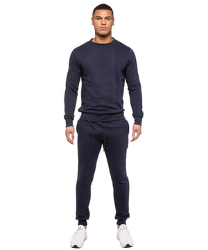 Kruze trainingspak voor heren. Sweatshirt- en joggingbroekset met 2 zijzakken, trekkoord, geribbelde taille en manchetten. Comfortabel en stijlvol. Binnenvoering van geborsteld rugfleece. Katoenmix voor superieure kwaliteit. Ronde hals, lange mouwen. Verkrijgbaar in de kleuren zwart, grijs en marineblauw. 52% katoen, 48% polyester. Mag in de wasmachine.