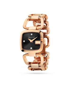 Dit Gucci G Collection diamanten rosévergulde dameshorloge is een echt luxueus uurwerk en zorgt ervoor dat u altijd op tijd bent in stijl. Dit prachtige uurwerk brengt een prachtige, op sieraden geïnspireerde stijl naar de wereld van horloges en is vastgemaakt met een roségoudkleurige open schakelarmband en beschikt over een 24 mm roségoudkleurige kast met een G-vormige rand voor een iconische afwerking. De opvallende zwarte wijzerplaat wordt beschermd door krasbestendig saffierglas en is versierd met oogverblindende diamanten uurmarkeringen en een iconisch merklogo op 12 uur. Dit Gucci G Collection diamanten roségoud vergulde horloge is waterbestendig tot 30 meter en wordt aangedreven door een Swiss Made quartz uurwerk. Het brengt prachtige glamour in het dagelijks leven.