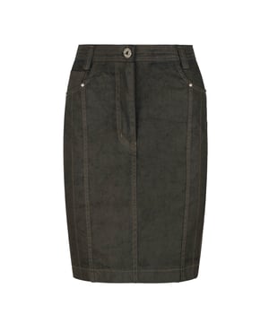 Esta falda con detalles de costura está confeccionada en tela de denim lavado de color caqui. Se abrocha en la parte delantera con una cremallera y un botón de metal. La falda tiene bolsillos laterales y una cremallera en la abertura trasera. Es ajustada.