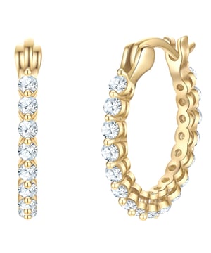 Make sure you look glamorous with these exquisite hoop earrings from the Glanzstücken München brand. The earrings, made of high-quality 925 sterling silver and refined with 14-carat yellow gold plating, radiate sophisticated elegance. Precisely faceted zirconia stones add sparkling accents and make your face shine. The practical folding closure ensures a secure hold and maximum comfort. These hoop earrings are more than just earrings - they make a statement. Perfect for special occasions or to add a touch of luxury to your everyday look. With Glanzstücken München you can rely on timeless elegance and exclusive quality.