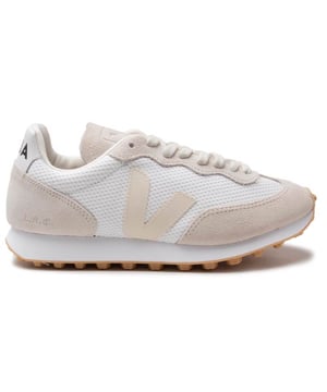 Las zapatillas deportivas de hombre estilo running con cordones Veja Rio blancas y naturales están fabricadas en Brasil con materiales ecológicos y sostenibles. Tienen una parte superior de malla reciclada y cuero/ante, forro de algodón orgánico y una plantilla expandida de PU y algodón orgánico. El logotipo en V de color natural en el lateral y la marca grabada en la lengüeta muestran el ADN de Veja.