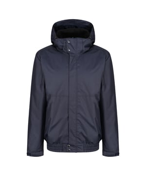 Material: 100% Polyester. Innenfutter: Vlies. Gewebe: Hydrafort. Muster: Einfarbig. D-Ring, Sturmklappe, verschweißte Nähte. Manschette: Verstellbar, Haken und Schlaufenband. Ausschnitt: Hoher Halsausschnitt. Ärmel-Typ: Langärmelig. Kapuzen-Merkmale: Angewachsene Kapuze, wegrollbar. Taschen: 1 Innentasche, 2 untere Taschen, Reißverschluss. Verschlüsse: D-Ring, Reißverschluss. Wasserdichte Bewertung: 5000mm. Saum: Gummizug. Denier: 300D.