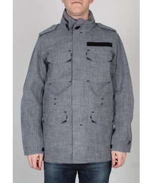 Abgeleitet von der M-1965 Field Jacket, die an die US-Truppen ausgegeben wurde, hat die M-65 einen langen Weg hinter sich, seit sie von den Nike Sportswear-Designspezialisten übernommen wurde. Die verstaubare Kapuze, die vier großen Cargotaschen, die Schulterklappen, die Reißverschlussklappe mit Klettverschluss und die Druckknöpfe sind weitgehend unangetastet geblieben und verleihen dieser Jacke einen hohen Wiedererkennungswert. Doch wo das Militär aufhörte, erweiterte NSW die Funktionalität der Jacke, indem es sie aus weichem, grauem Storm-FIT-Stoff herstellte, Innentaschen für Geräte hinzufügte und sie mit schwarzen Accessoires ausstattete. Von Vietnam bis Nike, die M65 hat die Welt umrundet und wieder zurück, aber auch wenn sie aus dem aktiven Dienst entlassen wurde, werden Sie es wahrscheinlich nie bereuen, sie getragen zu haben.