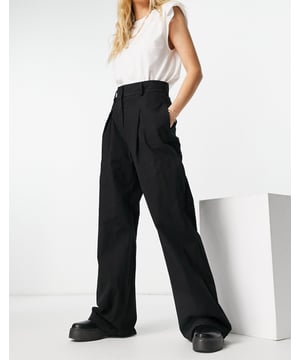 Product Details:
    Belt loops
    Zip fly with double button fastening
    Side pockets
    Wide leg
    Regular fit on the waist

Materials:
    Main: 100% Polyester