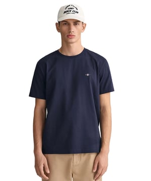 La camiseta Gant Original es una camiseta clásica de cuello redondo con logo bordado en el pecho. Presenta mangas cortas y escote redondo. Confeccionadas con 100 % algodón, estas camisetas ligeras y transpirables de ajuste regular se pueden lavar a máquina.