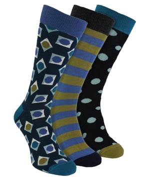 HS Happy Socks Men's 3 Pack Square Giftbox Socks¡Abraza una comodidad excepcional y un estilo llamativo con los HS Happy Socks Men's 3 Pack Square Giftbox Socks! Diseñados para adaptarse a cualquier número de calzado, estos ingeniosos calcetines combinan a la perfección con trajes informales y formales por igual, convirtiéndolos en una inteligente actualización de tu colección de moda. Experimenta la comodidad sin igual que aportan, convirtiéndose en una pieza esencial para todos los hombres. Los calcetines Happy Socks HS están meticulosamente curados para infundir un elemento de vivacidad y garbo a tu vestuario diario. Cuentan con un equilibrio perfecto de comodidad, sofisticación y adaptabilidad para todas las estaciones, elaborados por expertos para satisfacer su estilo de vida en evolución. Hechos de una mezcla de algodón transpirable, estos calcetines para hombre son una elección ideal para las tallas 6-11.Los calcetines para hombre Happy Socks Men's 3 Pack Square Giftbox Socks vienen con una plétora de beneficios. Su patrón cuadrado distintivo añade un toque de elegancia atemporal a su apariencia, mientras que el tejido acogedor garantiza un confort duradero. Además, nuestro tejido de mezcla de algodón que absorbe el sudor garantiza la máxima higiene de los pies, manteniéndolos frescos y sin olores. Disfruta de la fusión definitiva de comodidad y moda con los calcetines de regalo HS Happy Socks Men's 3 Pack Square - tu elección para calcetines de alta calidad.Detalles Esenciales del Producto- Vibrantes y vivos- Material de primera calidad- Diseño ingenioso- Perfectos para todas las estaciones- Adecuados para ambientes casuales y formales- Talla única (6-11)