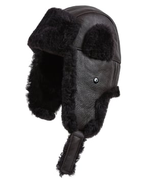 Manténgase cómodo y con estilo con este gorro de aviador de piel de oveja B-55 de la RAF para hombre. Fabricado con piel de oveja auténtica con un suave forro de piel de oveja, ofrece una excelente calidez y comodidad en climas fríos. Diseñado con orejeras y una correa de barbilla segura, este gorro es perfecto para aventuras al aire libre o para uso diario en invierno. Su clásico acabado de cuero negro le aporta un aspecto atemporal y resistente. Características principales: Piel de oveja auténtica con forro de piel de oveja suave Estilo clásico de aviador con acabado negro Orejeras para mayor calidez y protección Correa de barbilla ajustable para un ajuste seguro Ideal para actividades al aire libre en climas fríos y uso diario