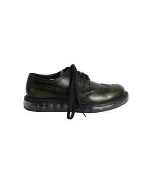 VINTAGE, UVP WIE NEU  
Perfekt kombiniert mit Ihrem Lieblingsanzug oder allein als lässiges Schuhwerk, sind die klar geformten Derby-Schuhe von Prada eine klassische Wahl. Diese Schuhe verfügen über die innovative Luftsohlentechnologie der Marke, die hohen Komfort und Unterstützung bietet. Hergestellt in Italien aus grünem Leder, wurde ihnen ein leicht gebürstetes Finish verleihen, das die einzigartige Farbgebung durchscheinen lässt.  
*mit Staubbeutel  

Prada Air Sole Derby-Schuhe aus grünem Leder  
Material: Leder  
Größe: UK7  
Zustand: Sehr gut  
Gebrauchsspuren: Falten auf dem Leder; mäßige Abnutzung an den Sohlen  
SKU: 292336