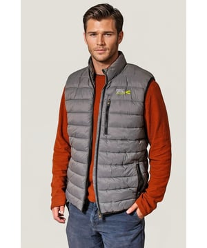 Thanks to its modern synthetic materials, this vest is water-repellent, windproof and padded without using down. Its fashionable quilted pattern will complement your leisure looks to make a great basic accessory. There are some practical pockets: two inside pockets and two zip pockets on the outside.