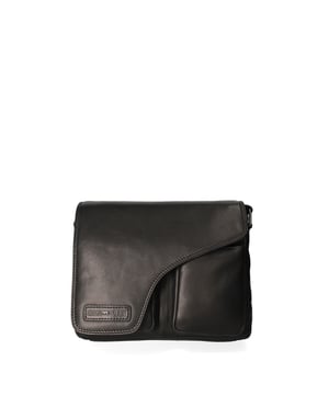 Bolso bandolera para hombre. El cierre es con botón magnético. Los bolsillos internos son dos con cremallera y dos abiertos. Los bolsillos externos son dos abiertos en la parte delantera y uno en la parte trasera con cremallera. La bandolera es ajustable en piel. Falta el mango. Hay dos compartimentos internos. El material exterior es auténtica piel de vacuno. Internamente está forrado en poliéster. Medidas: 24x30x10 cm. Producto de moda