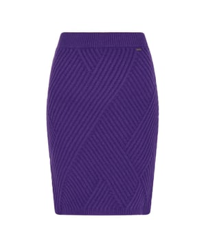 Mit einem einzigartigen diagonalen Rippmuster besticht dieser Rock durch seinen taillierten Bund und seine schmale Silhouette, die zum Saum hin enger wird und so einen Bleistift- oder Bodycon-Look erzeugt. Die kurze Länge reicht bis zur Mitte des Oberschenkels oder knapp über das Knie, was ihn für verschiedene Körpergrößen vielseitig tragbar macht. Ein dezentes Markenlabel am Bund verleiht diesem elegant einfachen Design eine zusätzliche Note von Raffinesse.  Rock