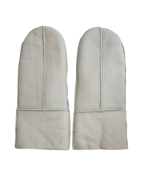 Experimente una calidez lujosa y una elegancia atemporal con los mitones de piel de oveja supersuaves para mujer de Infinity. Fabricados con piel de oveja de primera calidad, estos mitones brindan una suavidad y comodidad inigualables, envolviendo sus manos en una calidez acogedora. Los detalles de puntadas refinadas agregan un toque sutil de sofisticación, lo que los convierte en un accesorio versátil para cualquier ocasión. Disponibles en una gama de colores clásicos, estos mitones complementan a la perfección su guardarropa y realzan su estilo. Con múltiples tamaños para elegir, encontrará el ajuste perfecto para máxima comodidad y flexibilidad. Combinando la artesanía tradicional con la funcionalidad moderna, los mitones de piel de oveja supersuaves unisex de Infinity garantizan tanto protección como estilo, para que pueda salir con confianza, sabiendo que está usando los guantes de la mejor calidad. Tamaño y ajuste Estos mitones pueden sentirse ajustados al principio, pero con unas pocas horas de uso, la piel de cordero se estirará naturalmente y se adaptará a su ajuste único.