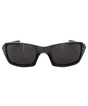 Oakley zonnebrillen vierkant in het kwadraat 9238-05 Grijze rook warm grijs zijn naar onze mening klassiek ontwerp en vegen styling maken de Oakley Fives zonnebril een stevige favoriet. Perifere duidelijkheid en brede vergezichten verleggen de grenzen van traditionele brillen en brengen de impactbescherming voor het kleinere middelgrote gezicht. Dit is ook een van de goedkoopste in de Oakley -assortiment die u de hoge kwaliteit van Oakley geeft voor een koopjesprijs. Dit is de bijgewerkte versie van dit model met unobtanium neuskussentjes voor een veilige pasvorm die grip met transpiratie verhoogt.