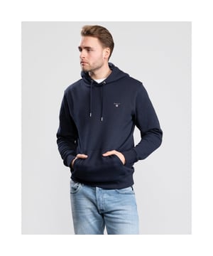 Klassischer Kapuzen-Sweater für Herren von der Marke GANT.
Angenehm weicher Loopback-Jersey aus Baumwoll-Mix. GANT Wappen-Stickerei auf der Brust, mit Kängurutasche.