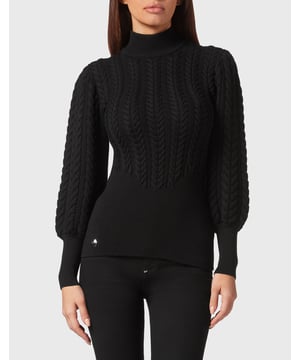 Véa los detalles de este jersey de punto de cuello alto con preciosos procesos.   Punto de pura lana virgen con algunos detalles de punto de cable.   Mangas abullonadas   Hexágono de PP metálico cosido en el dobladillo inferior   Dobladillos de punto elástico
