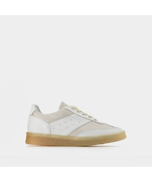 Deze witte Mm6 gympen van Maison Margiela zijn een must-have voor elke garderobe. Met hun contrasterende beige vlekken, draag ze met jeans of een mini-jurk! Kleuren: Wit - Wit/Zilverberk. Hoofdmateriaal: glad kalfsleer. Materiaal zool: rubber. Sluiting: veters bovenaan. Teenvorm: rond open. Pasvorm: op maat - Maatvoering: Europees.