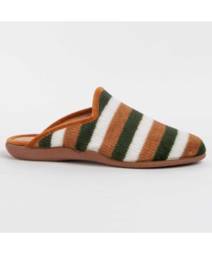 Hecho en España. Zapatilla de casa para mujer. Calce cómodo. Fabricada en materiales veganos. Fabricado por otras marcas para nuestra marca.