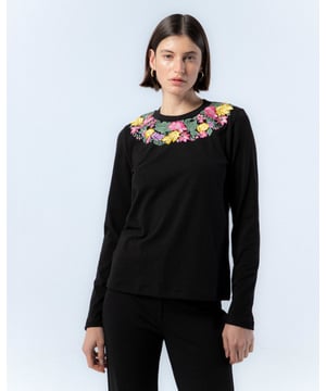 La camiseta de flores bordadas Camila te hará sentir la frescura del invierno. Esta camiseta de flores de manga larga es perfecta para dar luz a tu día a día.
  
  
  
  Camiseta manga larga.
  
  Bordado floral en escote.