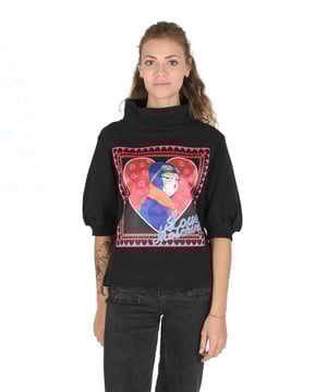 Love Moschino Dames Sweatshirt  
Kleur: Zwart  
Samenstelling: 100% Katoen  
Binnenvoering: 95% Katoen + 5% Spandex  
Details: 100% Polyester  
Productcode: W 6 375 01 M 4068 C74 ZWART  
Gemaakt in Turkije  
100% KATOEN - BINNENKANT 95% KATOEN   5% SPANDEX - DETAILS 100% POLYESTER