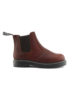 Las botas Grinders Chelsea ACS combinan un estilo clásico con comodidad y durabilidad modernas. Estas botas de concesionario cuentan con empeines de cuero Goodyear, lo que garantiza una construcción robusta y elegante. Las suelas con amortiguación de aire (ACS) de Grinders brindan una comodidad y un soporte excepcionales, lo que las hace ideales para usar durante todo el día. Fabricadas con cuero de grano completo, las botas prometen una apariencia premium y un rendimiento duradero. Su diseño elegante y sin cordones combina sin esfuerzo con atuendos formales e informales, lo que hace que las Chelsea ACS sean una adición versátil a cualquier guardarropa. Bota de concesionario, Goodyear Welted, Grinders' Air Cushioned Soles (ACS), Empeine de cuero, Cuero de grano completo