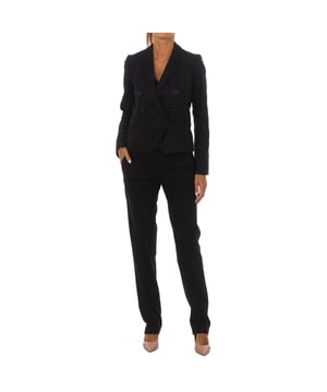 Sinéquanone jas met knoopsluiting.
 Kleur Zwart
 Kraag met kapel.
 Knoopsluiting.
 Mouwen met knoopsluiting.
 Contrasterende print met elegante lijnen.
 Opgestikte zakken aan de zijkant.
 Naden in toon zichtbaar.

 Samenstelling: Buitenkant: 62% Polyester, 33% Viscose, 2% Elastaan, 1% Polyamide; Binnenkant: 100% Polyester

 Handwas met een doek of borstel.
 -Niet bleken.
 -Niet in de droger drogen.
 -Niet strijken.
 Samenstelling: Buitenkant: 62% Polyester, 33% Viscose, 2% Elastaan, 1% Polyamide; Binnenkant: 100% Polyester
 Onderhoud:
Handwas met een doek of borstel.
 -Geen bleekmiddel gebruiken.
 -Gebruik geen droger.
 -Gebruik geen strijkijzer.