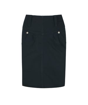Esta mini falda negra está confeccionada en tejido elástico de gabardina. Tiene una cinturilla ancha con trabillas para el cinturón. La falda tiene bolsillos interiores y una abertura en la parte trasera. Esta prenda está completamente forrada.