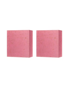 Barra Limpiadora Facial Hidratante de Rosas con Polvo de Flor de Rosa Centifolia para una limpieza natural y calmante. Formulado con glicerina para la hidratación y una mezcla de aceites esenciales para un aroma refrescante. Belleza limpia esencial para un cutis radiante y saludable.