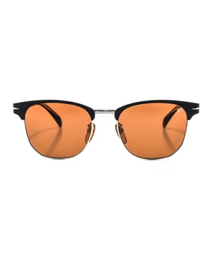 Gafas de sol 7057FS con montura de metal.

Forma y diseño:
- Estas gafas David Beckham tienen una silueta redonda.

Material de la montura:
- La montura de estas gafas está fabricada en metal.
- El uso de metal proporciona durabilidad y ligereza a la montura.
- Esto hace que las gafas sean resistentes y cómodas de llevar.

Patillas de acetato:
- Las patillas están hechas de acetato.
- El acetato en las patillas las hace livianas y cómodas de llevar.

Detalles de la marca:
- Grabado de la marca David Beckham en el lente.
- Estos elementos de diseño ayudan a identificar claramente el modelo como parte de la colección de gafas David Beckham.

Lentes:
- Los lentes son de alta calidad.
- Estos lentes proporcionan una excelente protección UV y una visión nítida y clara.
 Medidas: Alto lente: 46 mm. Ancho lente: 58 mm. Puente: 20 mm. Patillas: 145 mm.
 Composición: Metal
 Cuidados:
Utiliza un paño de microfibra suave y limpio para limpiar tus gafas de sol. Este tipo de paño no rayará los lentes.
Evita usar productos de limpieza abrasivos, detergentes, alcohol o acetona, ya que pueden dañar los lentes y los tratamientos antirrefleja
