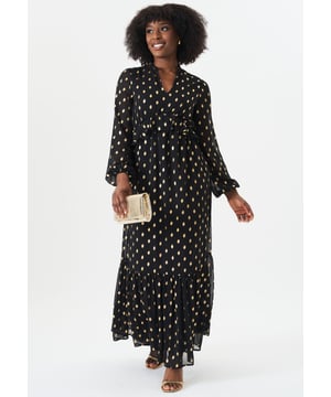 Transformeer je garderobe met onze prachtige Foil Print Ruffle Midi Dress. De luxe folieprint voegt een vleugje glamour toe aan deze elegante midi-jurk, terwijl de ruches een speels en vrouwelijk accent geven. Deze jurk is perfect voor elke gelegenheid en geeft je een zelfverzekerd en modieus gevoel.