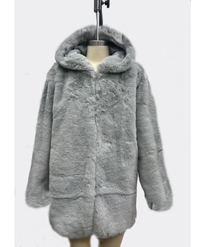 Deze jas met capuchon is het ultieme stijlkenmerk van dit seizoen. De jas is gemaakt van imitatiebont, heeft een capuchon en sluit met haakjes en oogjes. Het is een makkelijke jas, perfect voor kille dagen als je een ultrawarme laag nodig hebt. Combineer het met een casual broek en frisse kicksen voor een chique off-duty look.Maat - Lengte - 75 cm Gewicht - 1500 gm