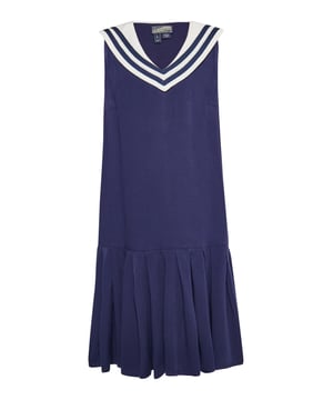 Für kleine Fashionistas entworfen, versprüht dieses ärmellose Kleid mit V-Ausschnitt durch kontrastierende Paspeln und zahlreiche Streifen einen maritimen Charme. Dieses knielange, ausgestellte Kinderkleid ist perfekt für den Sommer. Dieses Produkt ist Teil der Kids-Kollektion.  Kleid