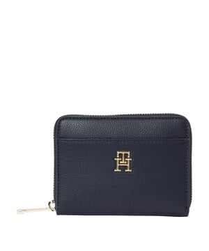 Diese Damenbörse von Tommy Hilfiger besteht aus einem Mischgewebe aus recyceltem Polyester (nachhaltig). Die Börse verfügt über einen Logo-Print und bietet ausreichend Platz für deine Karten, Münzen und Scheingeld.