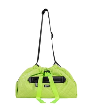 Met de myMo ATHLSR sporttas wordt naar de sportschool gaan iets relaxter. Het zachte, glanzende materiaal met fijne ruitstiksels getuigt van veel trendbewustzijn en biedt voldoende ruimte voor yogabroeken, shirts etc. De grote ritssluiting aan de voorzijde is ideaal voor snelle bediening, de zachte binnenvoering wordt veilig beschermd met een magneetsluiting en trekkoord. Een logoplaat en een rubberen hanger met logorits maken het casual ontwerp compleet. Met zijn perfecte formaat is deze tas een geweldige metgezel, zowel tijdens het sporten als op reis. Afmetingen: 45 cm x 27 cm x 20 cm (BxHxD)  Sporttas