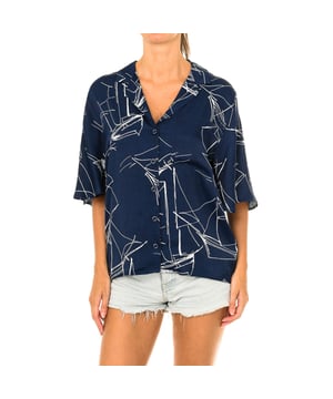 Superdry blouse.
 Navy kleur
 Hals met kapel.
 Knoopsluiting aan de voorkant.
 Korte en wijd uitlopende mouwen.
 Open zak aan de bovenkant.
 Bijpassende naden.

 Samenstelling:
 100% viscose.

 Wasvoorschriften:
 - Maximaal wassen op 30ºC.
 -Niet strijken.
 - Mag niet in de droger.
 - Geen bleekmiddel gebruiken.
 - Kan niet chemisch gereinigd worden.
 Samenstelling: 100% viscose
 Onderhoud:
- Maximaal wassen op 30ºC.
 - Niet strijken.
 - Droger is niet toegestaan.
 - Geen bleekmiddel gebruiken.
 - Kan niet chemisch gereinigd worden.