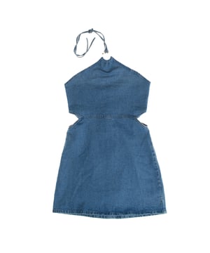 Short denim dress with a halter design, perfect for standing out with a fresh and contemporary style.

 Crafted from figure-hugging stretch denim, this dress features a striking halter neckline embellished with a hoop at the centre, adding a modern and sophisticated touch.

 The side openings enhance the figure, providing a sensual detail without losing elegance.

 Its fitted cut and mini length make it ideal for casual events or special outings, combining comfort and trend in a piece that captures everyone's attention.
 Composition: 99% Cotton, 1% Elastane
 Care:
- Machine wash max. 30ºC.
 - Use similar colors in the wash.
 - Avoid the use of bleaches.
 - Dry at low temperature.
 - Iron at low temperature.
 - Do not dry clean.