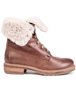 La botte d'hiver parfaite pour rester au chaud les jours d'automne. nos bottes Lecce sont durables et confortables. Confectionné en Italie en cuir de veau marron ultra doux. elles ont un bout rond. semelle fine et revers en shearling moelleux crème contrastant. Portez-les avec des jupes et des robes lorsque les températures exigent quelque chose de chaud.